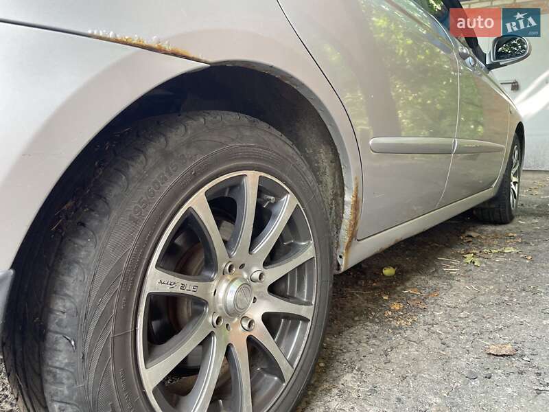 Хетчбек Kia Cerato 2006 в Гадячі