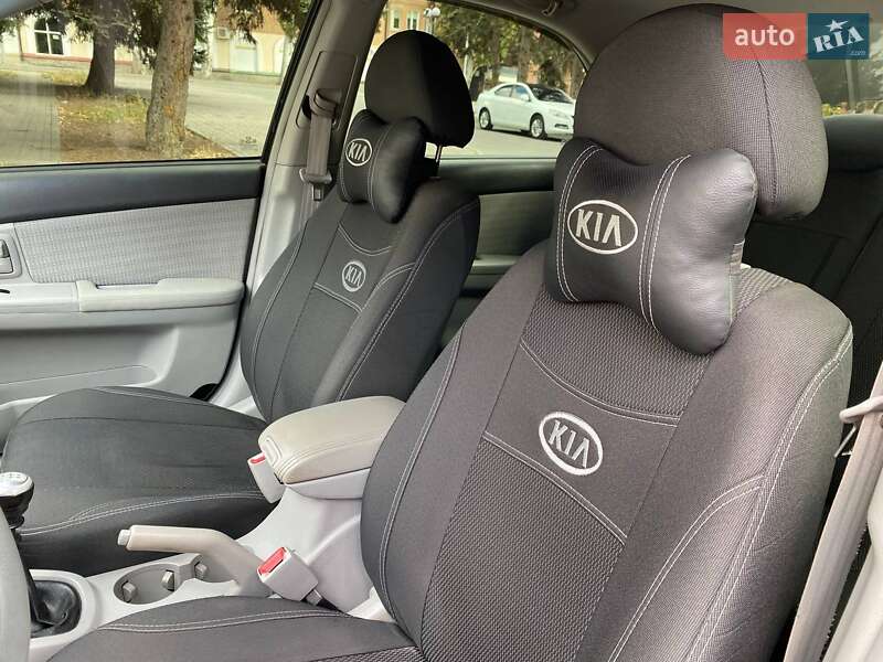 Седан Kia Cerato 2006 в Днепре