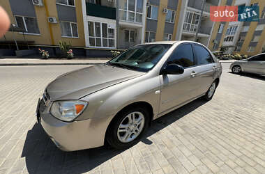 Седан Kia Cerato 2006 в Авангарді
