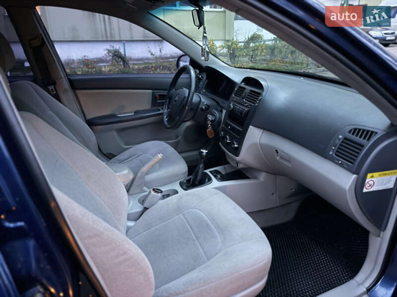 Седан Kia Cerato 2006 в Ровно