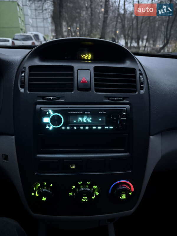 Седан Kia Cerato 2006 в Ровно