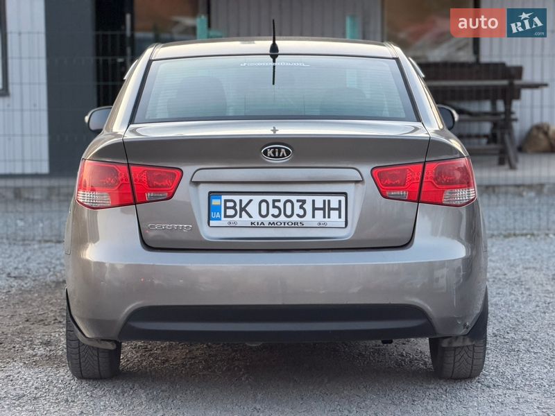 Седан Kia Cerato 2009 в Ровно