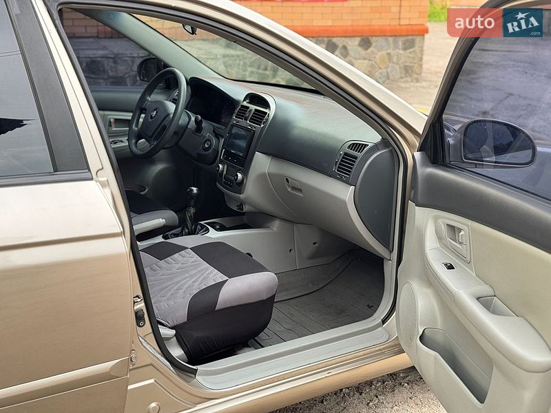 Седан Kia Cerato 2006 в Ромнах
