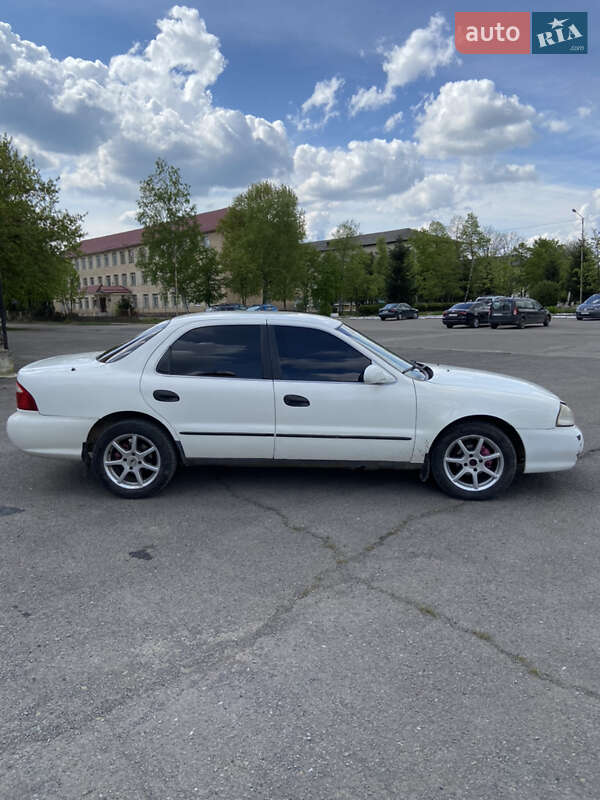 Седан Kia Clarus 2000 в Долине