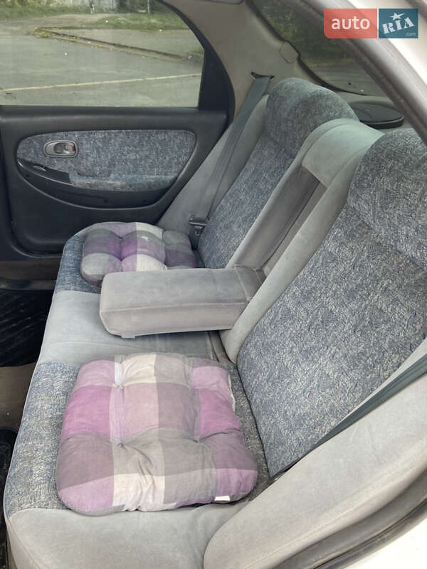 Седан Kia Clarus 2000 в Долине