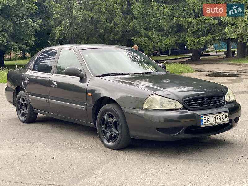 Седан Kia Clarus 1998 в Ровно