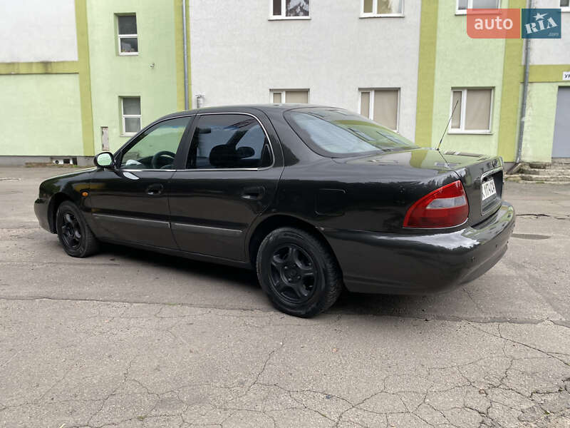 Седан Kia Clarus 1998 в Ровно