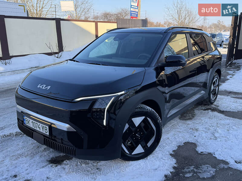 2025 KIA EV3, VIN KNAFD81A0S6059468:plate — фото 1 (autoria)