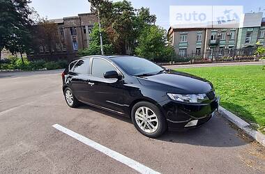 Хэтчбек Kia Forte 2012 в Каменском