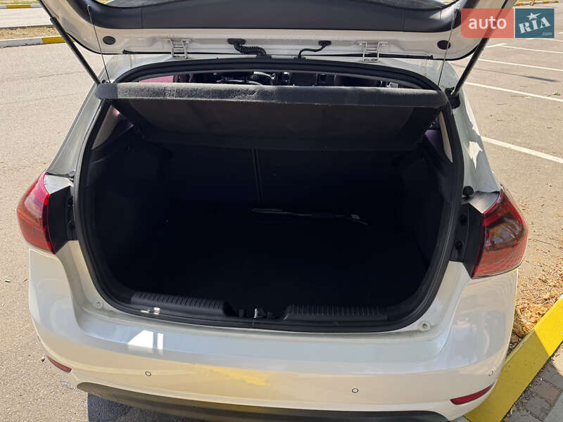 Хэтчбек Kia K3 2013 в Киеве