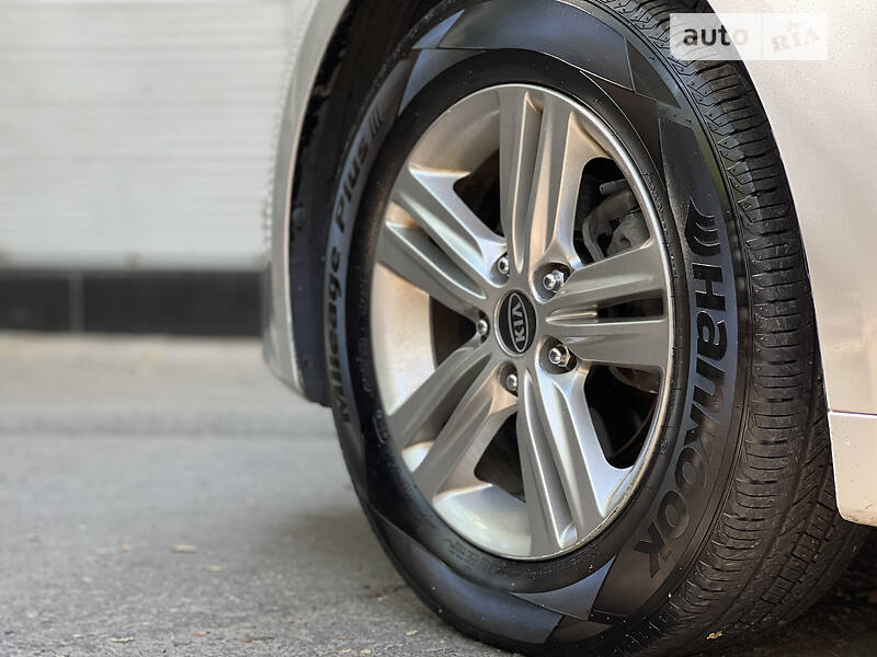 Седан Kia K5 2013 в Дніпрі