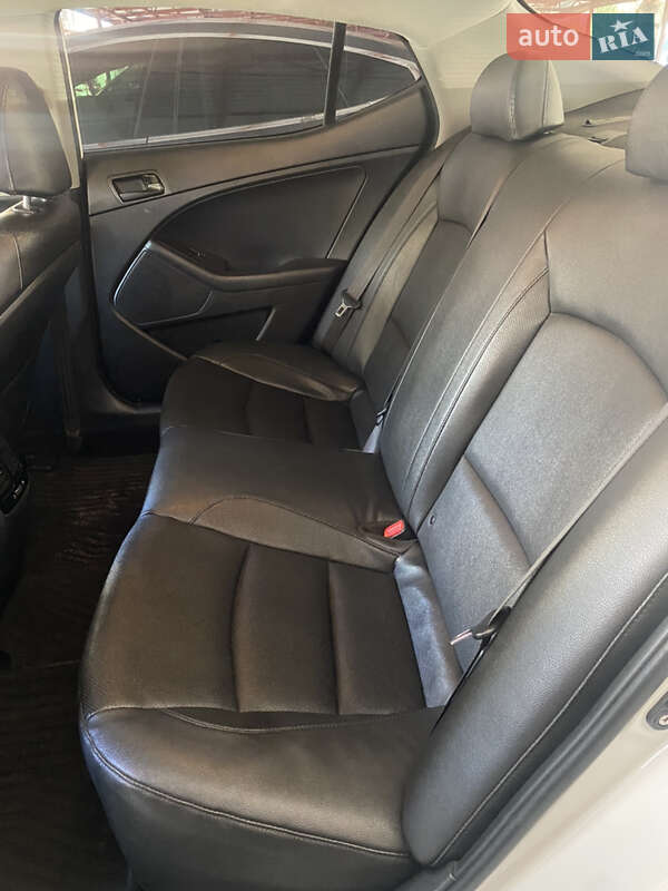 Седан Kia K5 2015 в Одессе