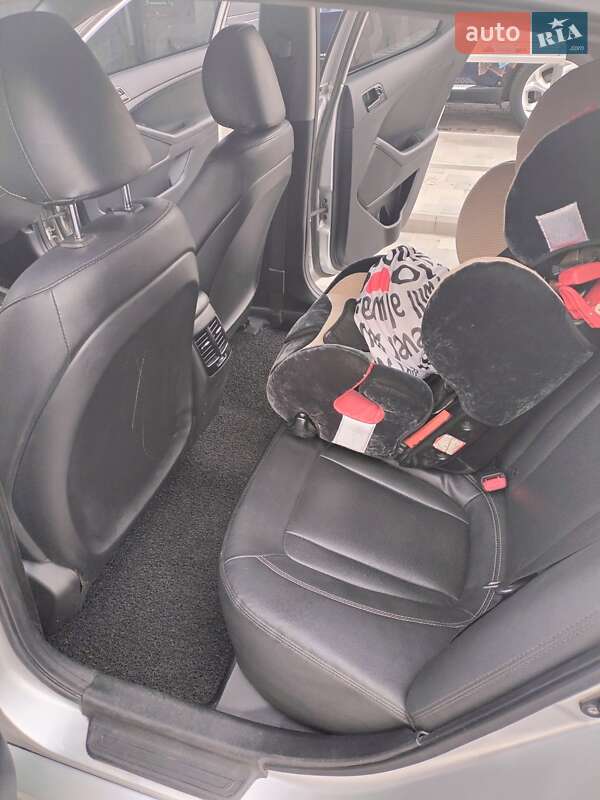 Седан Kia K5 2012 в Полтаве