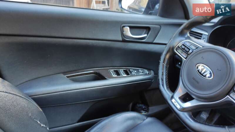 Седан Kia K5 2016 в Александровке