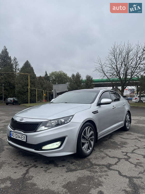 Седан Kia K5 2011 в Тячеві