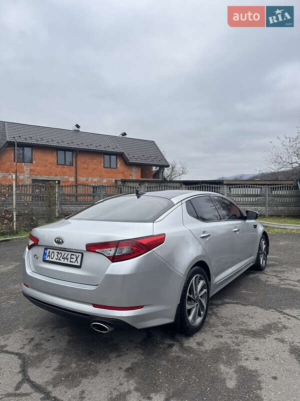 Седан Kia K5 2011 в Тячеві
