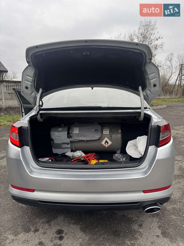 Седан Kia K5 2011 в Тячеві