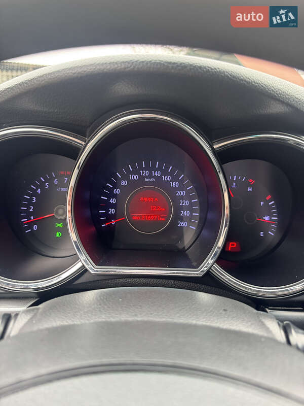 Седан Kia K5 2011 в Тячеві
