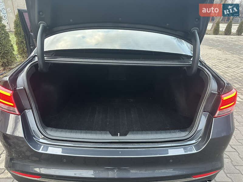 Седан Kia K5 2015 в Кривому Розі