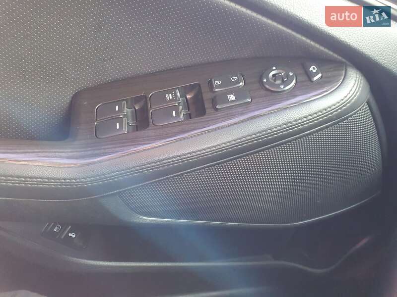 Седан Kia K5 2012 в Кривом Роге