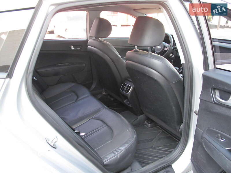Седан Kia K5 2017 в Киеве