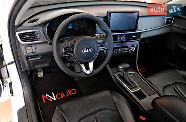 Седан Kia K5 2017 в 