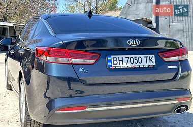 Седан Kia K5 2015 в 