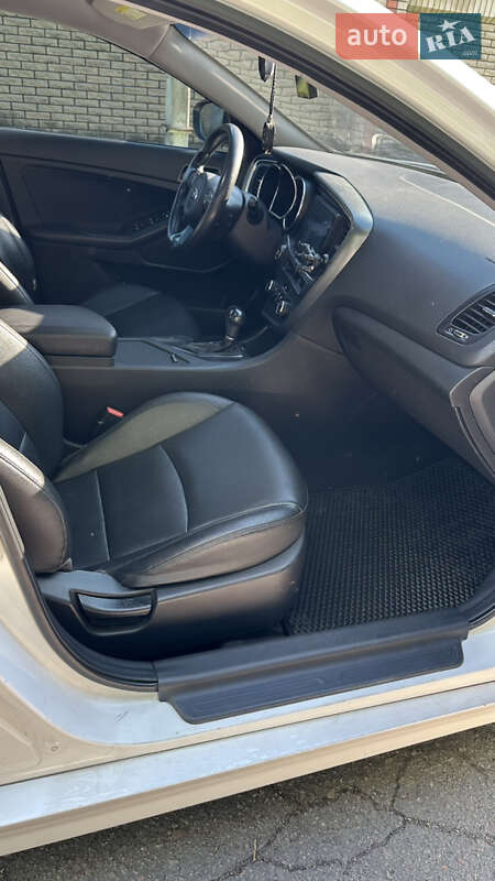 Седан Kia K5 2013 в Кременчуге