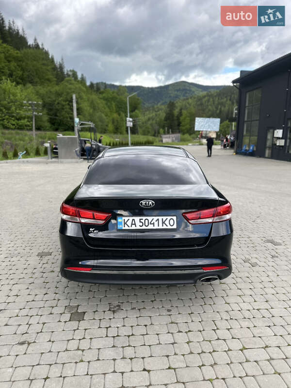 Седан Kia K5 2016 в Яремчі