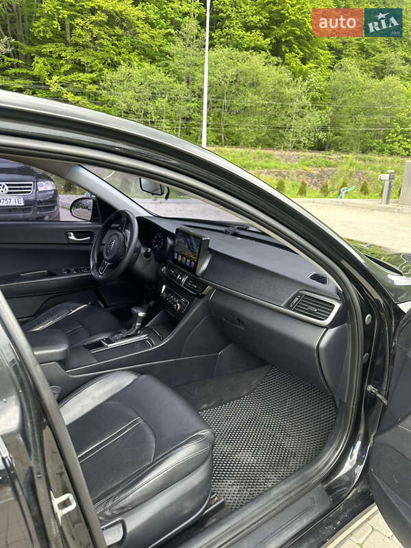 Седан Kia K5 2016 в Яремчі