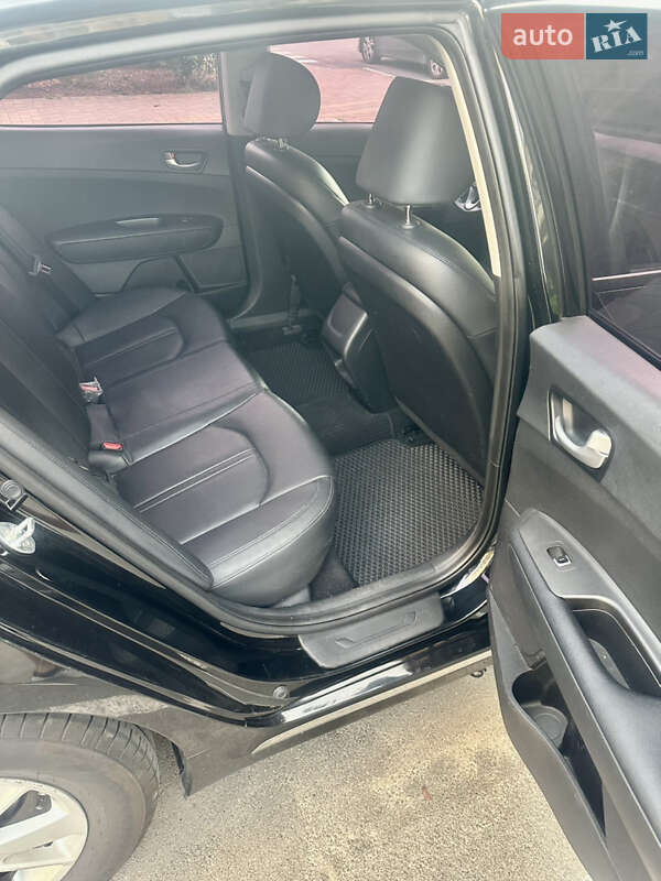 Седан Kia K5 2016 в Киеве