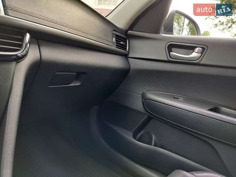 Седан Kia K5 2016 в Одессе