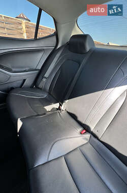 Седан Kia K5 2012 в 