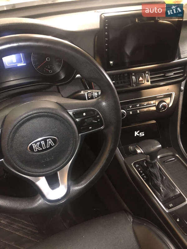Седан Kia K5 2016 в 