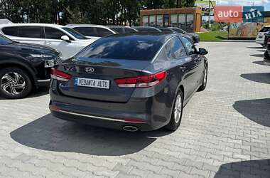 Седан Kia K5 2016 в 