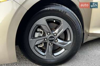 Седан Kia K5 2021 в 