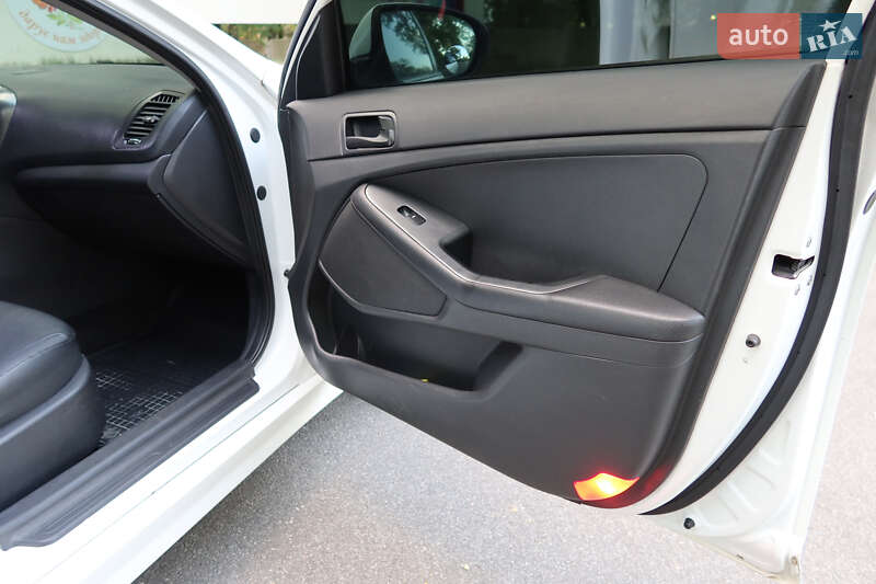 Седан Kia K5 2014 в Дніпрі