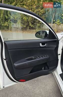 Седан Kia K5 2015 в 