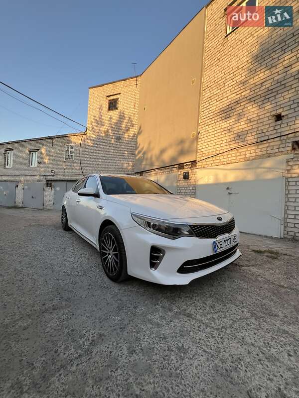 Седан Kia K5 2015 в 