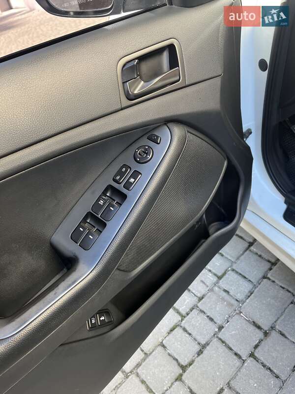 Седан Kia K5 2014 в Львове