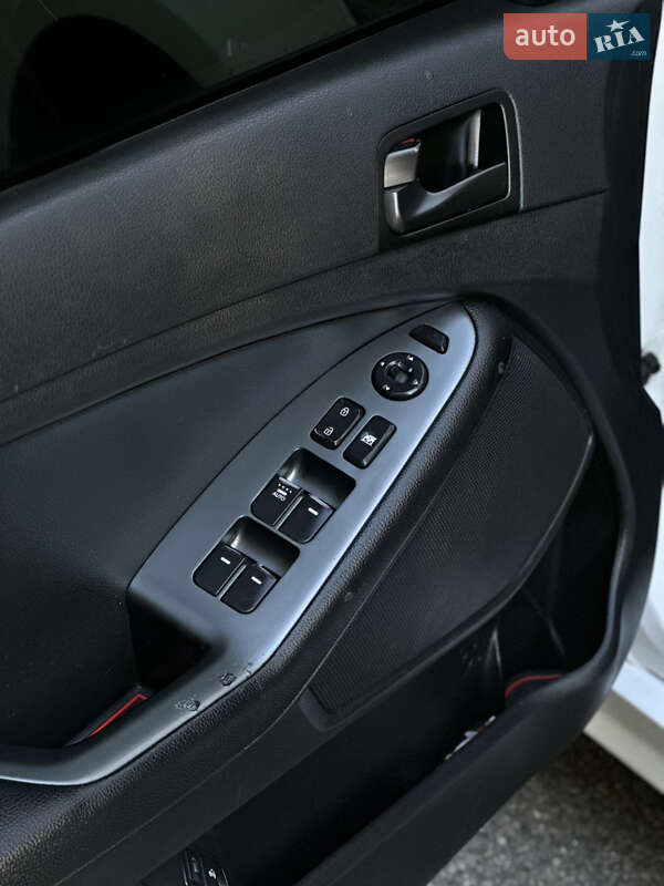 Седан Kia K5 2014 в Харькове