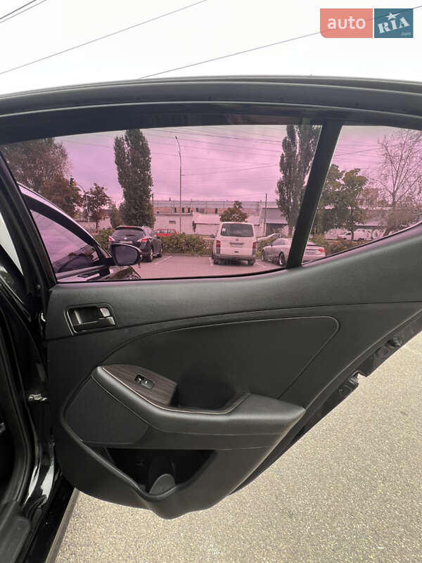 Седан Kia K5 2012 в Киеве