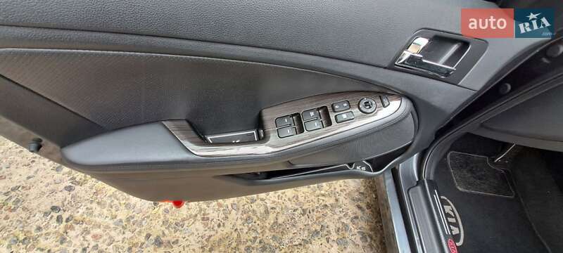 Седан Kia K5 2011 в Одессе