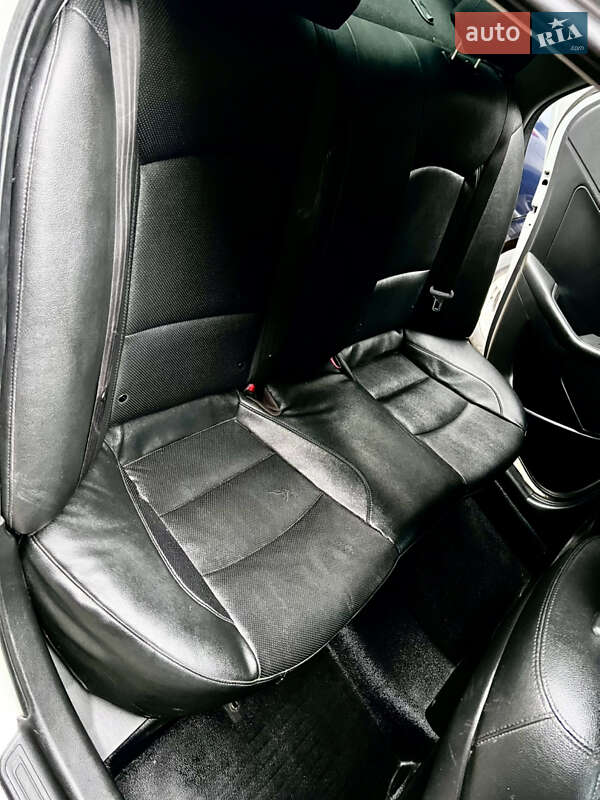 Седан Kia K5 2015 в Самборі