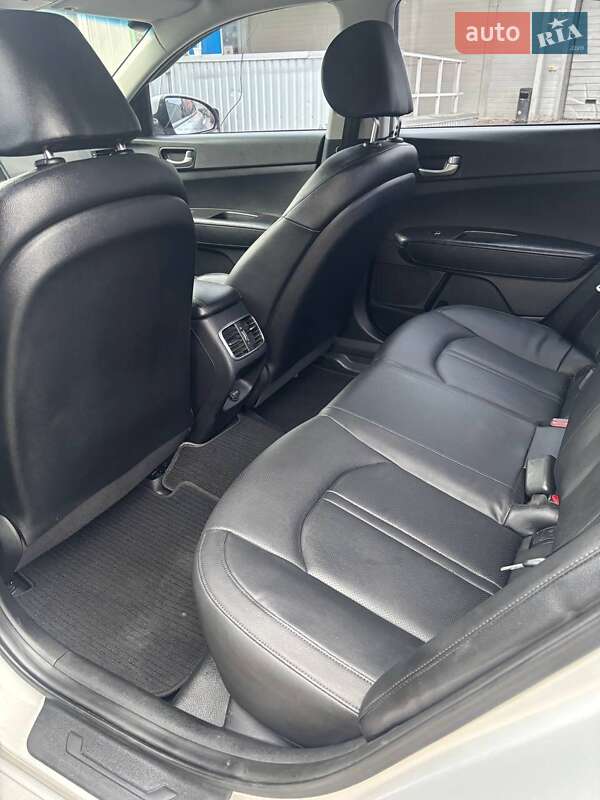 Седан Kia K5 2017 в Киеве