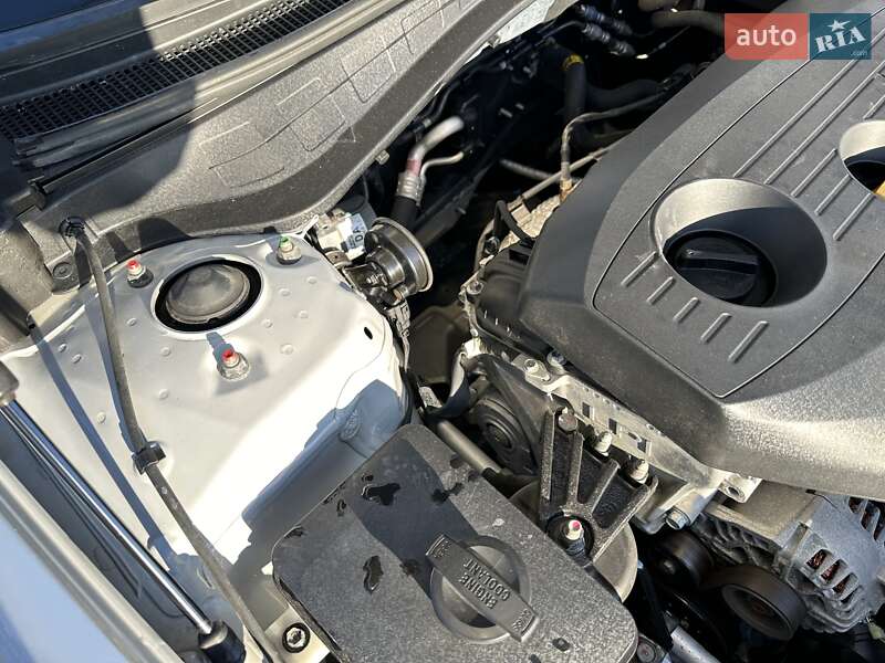 Седан Kia K5 2016 в Киеве