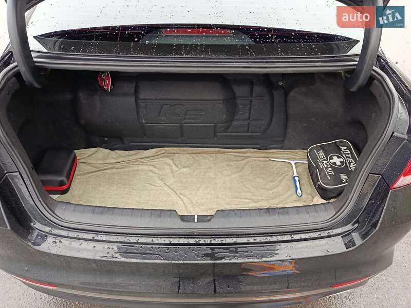 Седан Kia K5 2016 в Умані