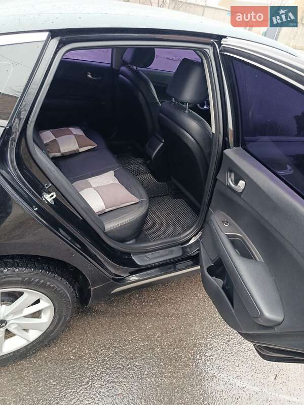 Седан Kia K5 2016 в Умані