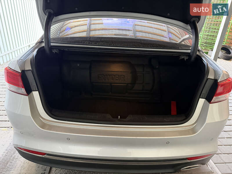 Седан Kia K5 2016 в Одессе