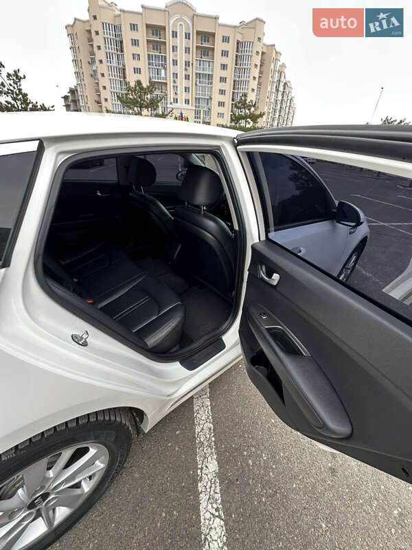 Седан Kia K5 2015 в Миколаєві